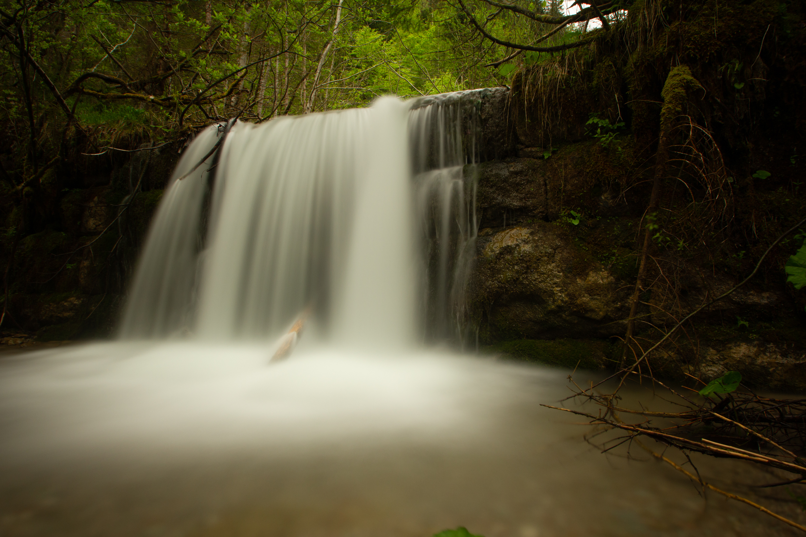 Langzeitbelichtung vom Wasserfall in der Nähe des vorderen Gosausees.